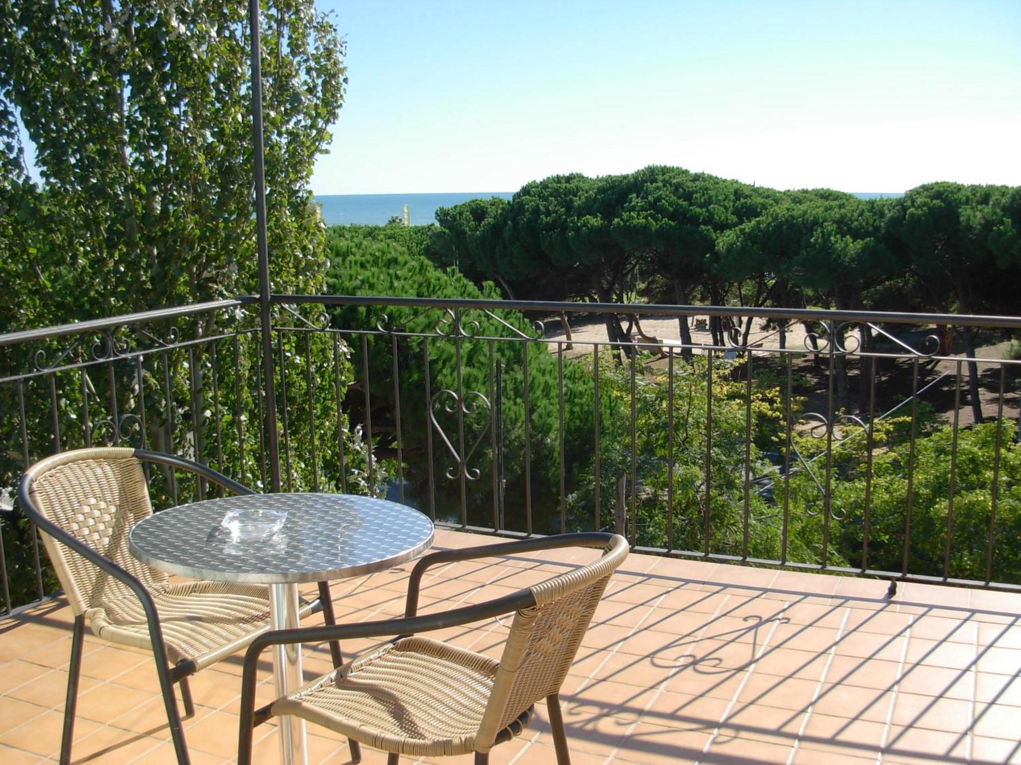 Hotel Rodsan Suizo Castelldefels Luaran gambar