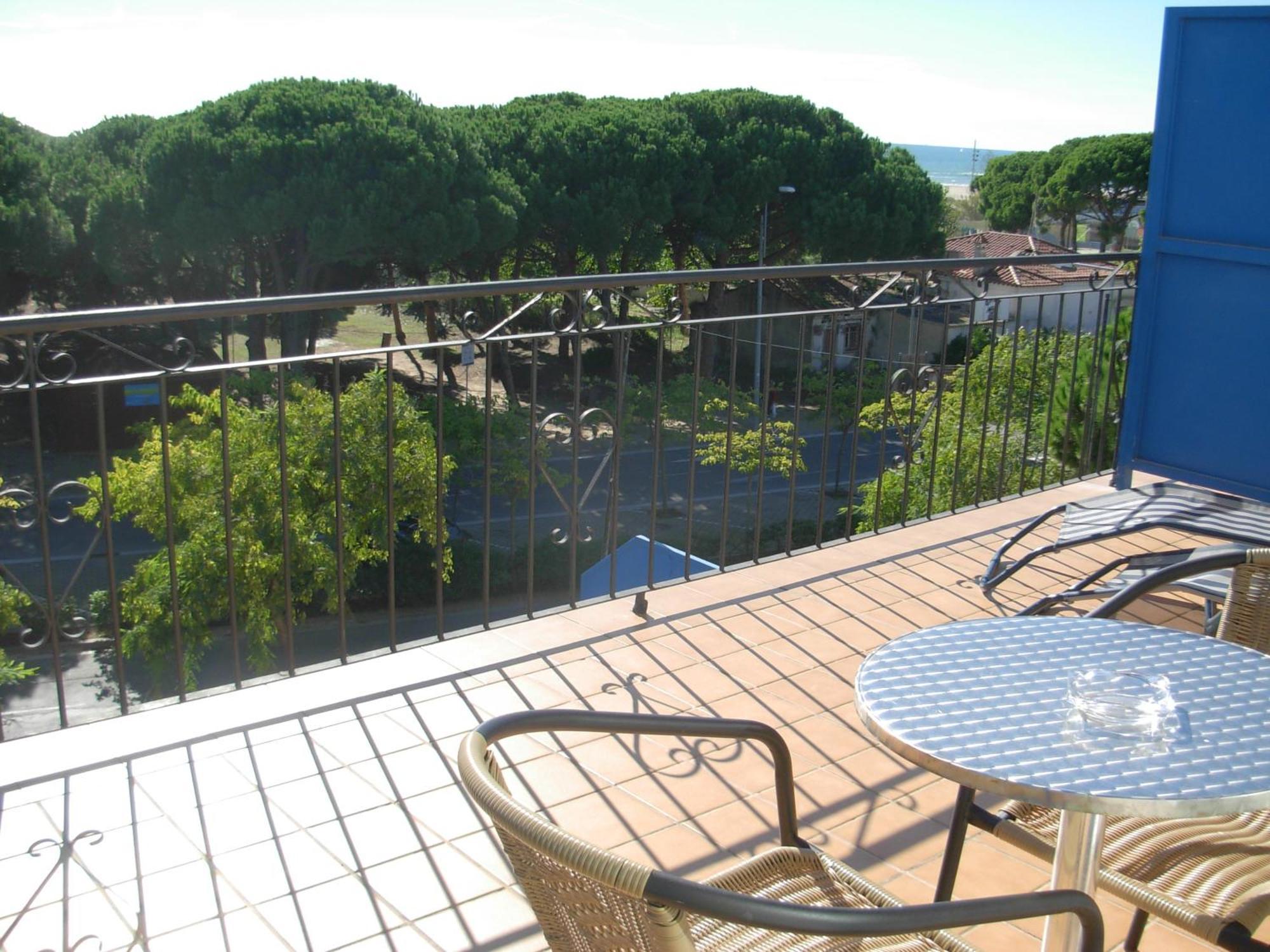 Hotel Rodsan Suizo Castelldefels Luaran gambar